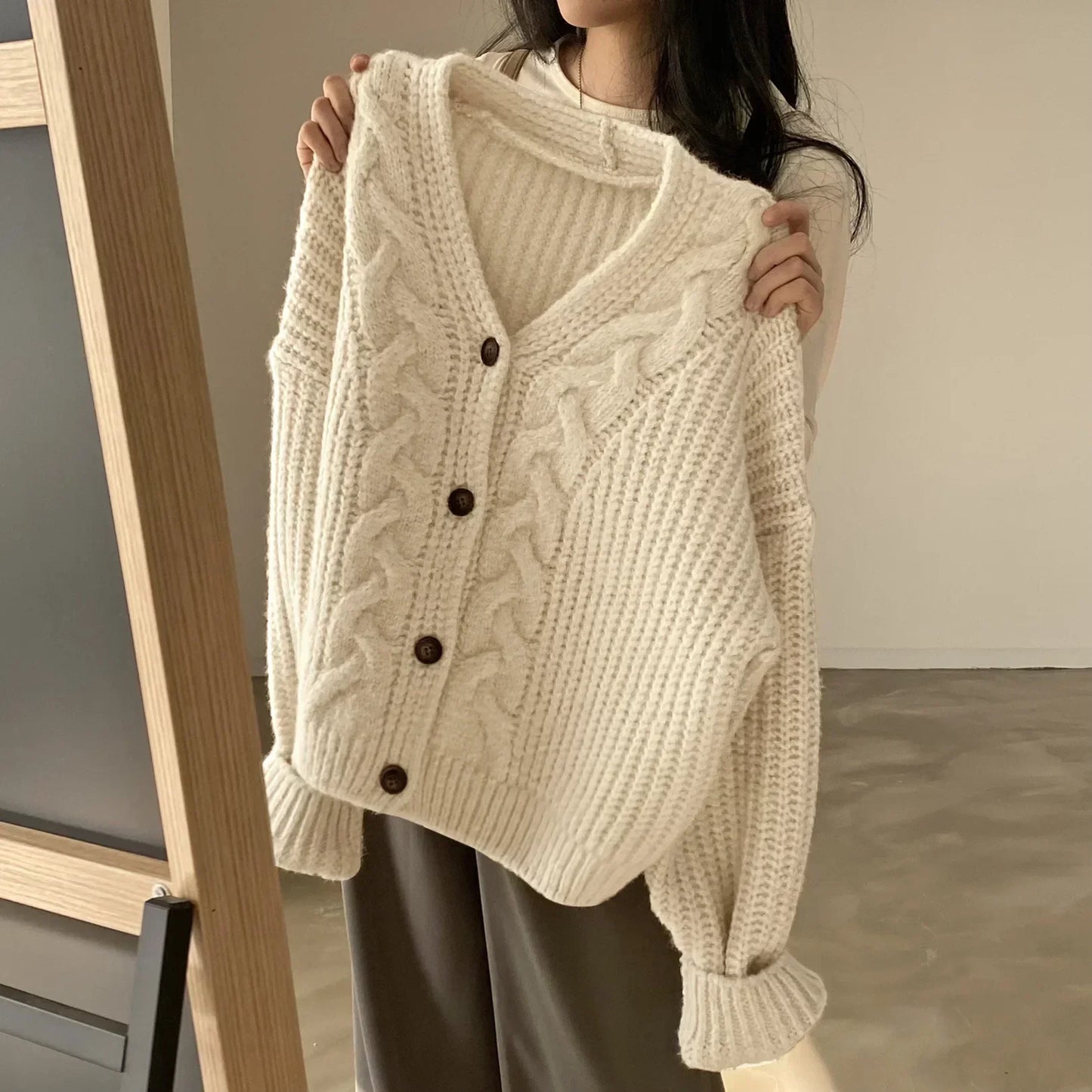 2024 French Retro Twist Cardigan Sweater Women Spring and Autumn New Gentle Sle Lazy Loose V-neck All-Match Knitted Outerwear
